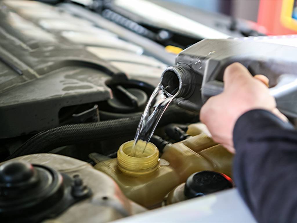 Zerpet | Araba Neden Su Eksiltir? Araç Motor Suyu Eksiltme Nedenleri